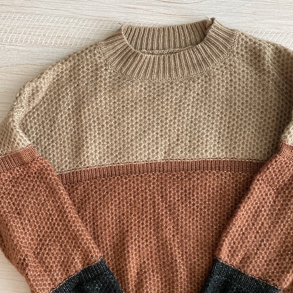 Color block Sweater. - Picture 2 of 2